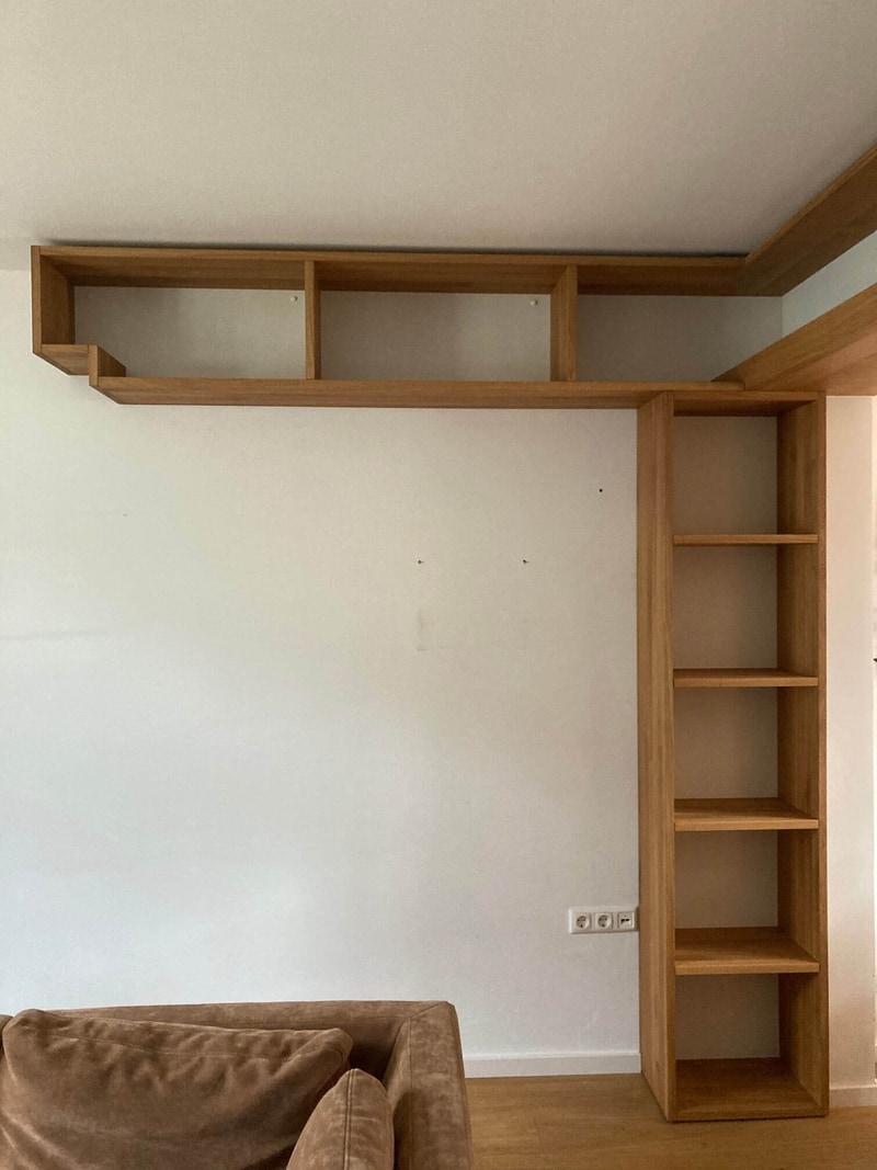 Bücherregal über Eck